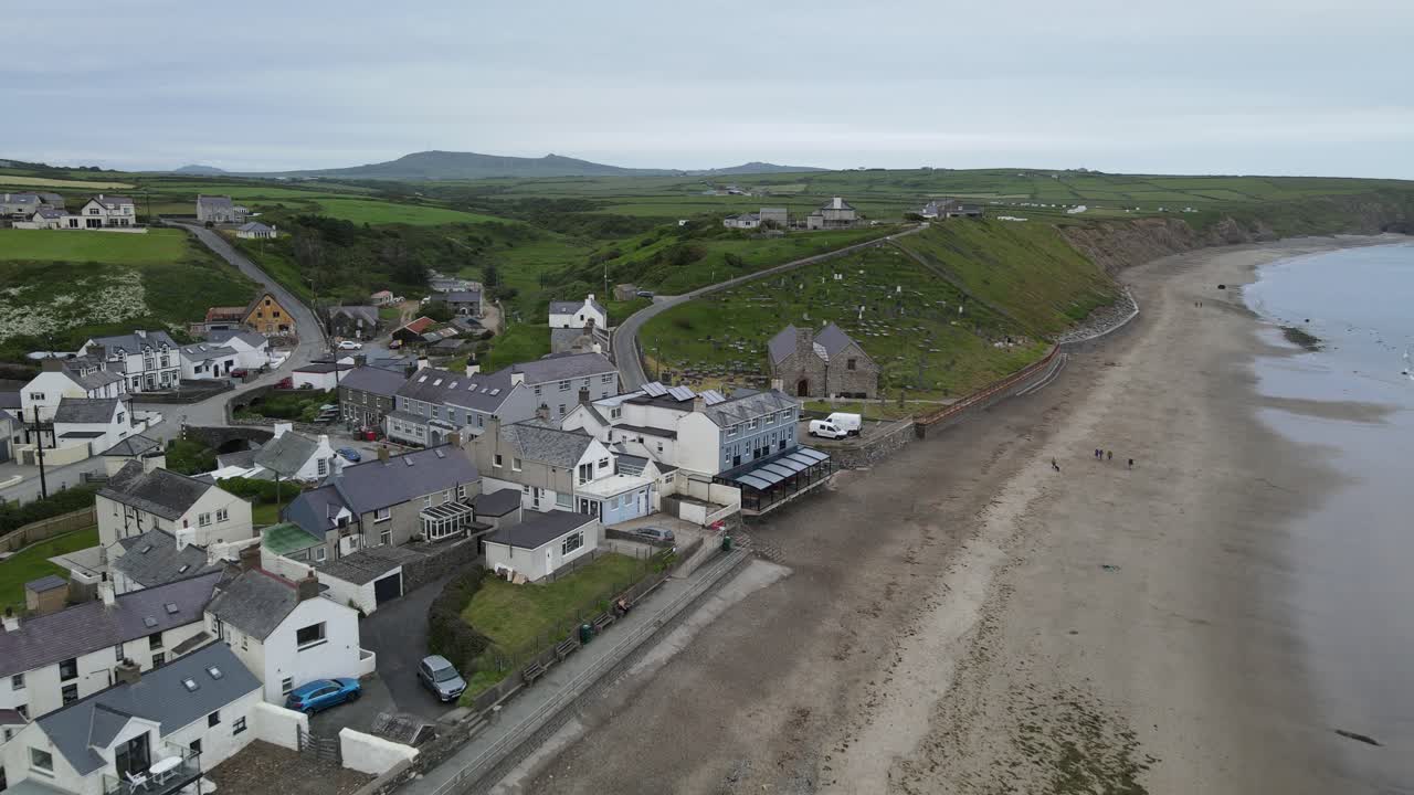 Aberdaron, piccola città e spiaggia in Galles. Immagine aerea.