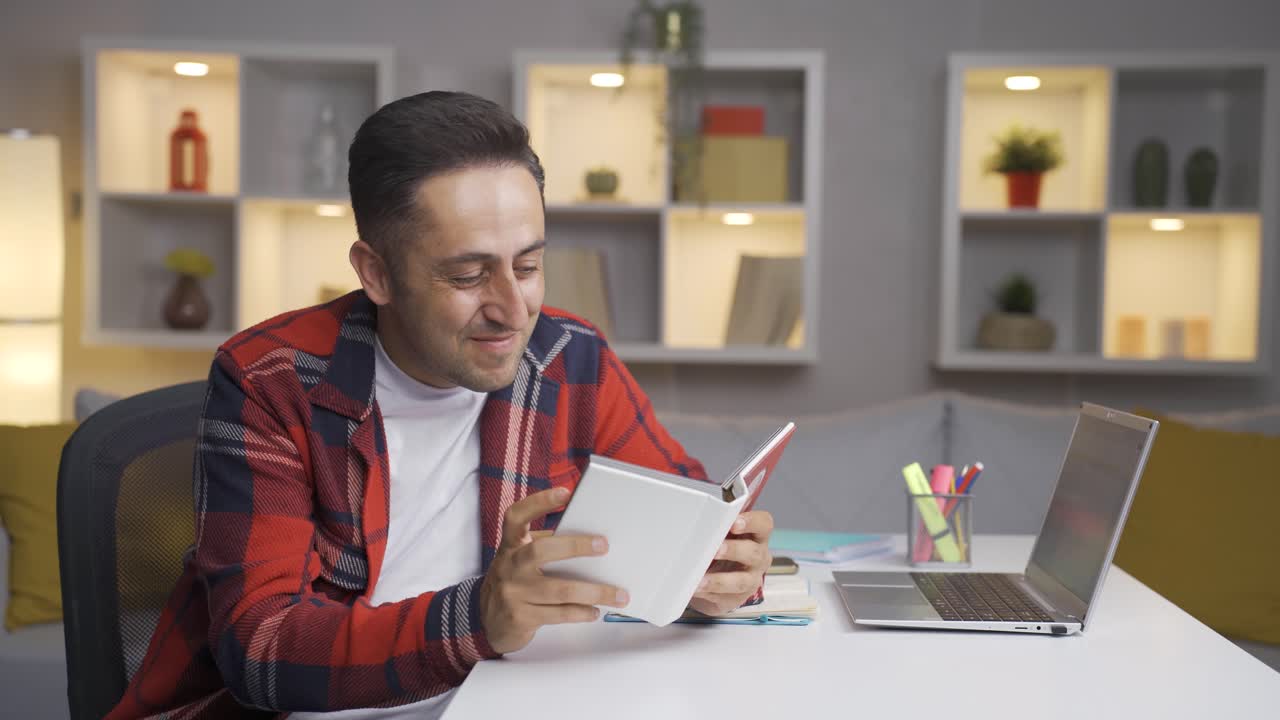 el hombre que mira el álbum de familia es feliz.