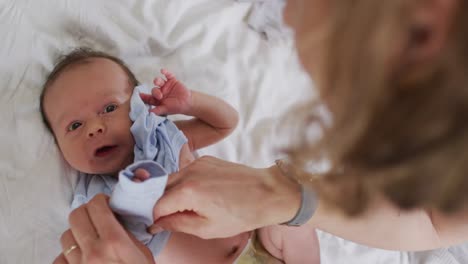 Video-Der-Hände-Einer-Kaukasischen-Mutter,-Die-Sich-Um-Ihr-Neugeborenes-Baby-Kümmert