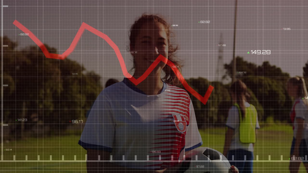 Ragazza adolescente che tiene un pallone da calcio su un campo, mostrando una griglia di analisi sportiva e un grafico a linee rosso.