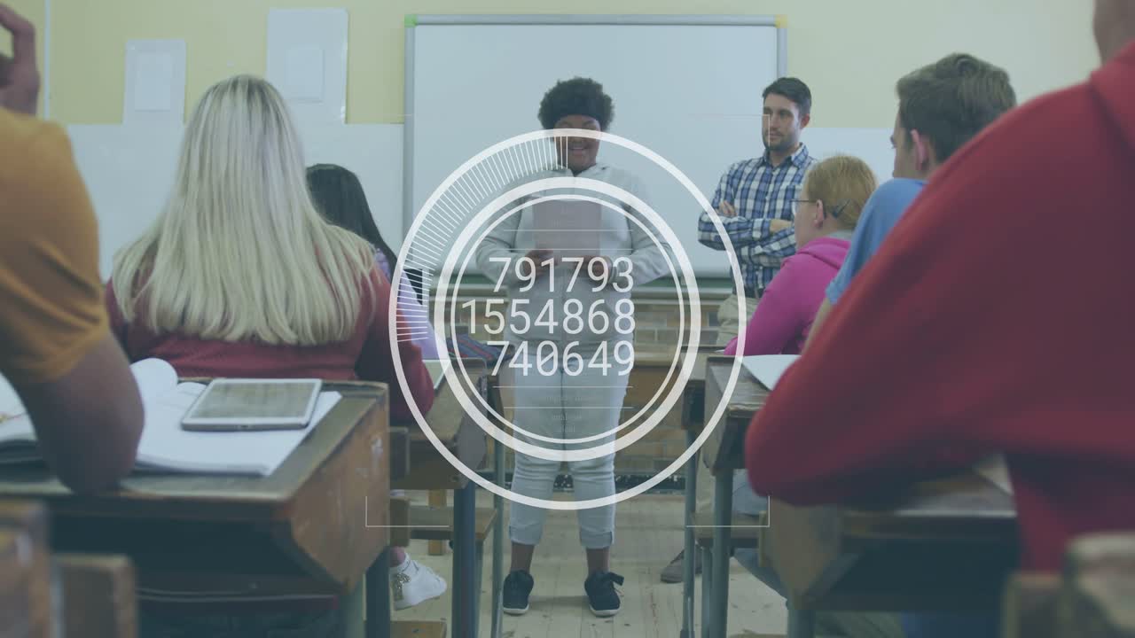 Studente adolescente che presenta un lavoro in una lezione, con una sovrapposizione HUD che scansiona il soggetto e aggiorna i numeri