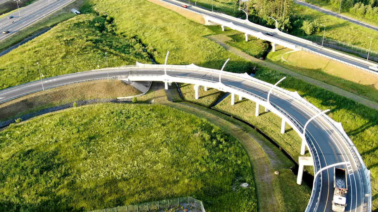 아침 에 태양 에 의해 조명 된 자동차 를 운전 하는 고속도로 다리