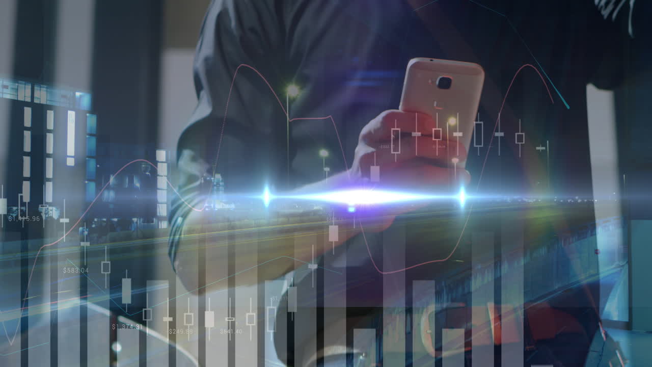 animación del procesamiento de datos financieros sobre un empresario caucásico que usa un teléfono inteligente