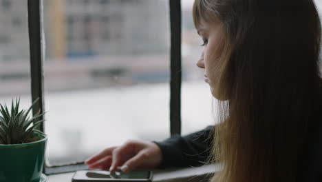 mujer joven con estilo que usa un teléfono inteligente en casa estudiante que navega por los mensajes de las redes sociales mujer linda que envía mensajes de texto en el teléfono móvil que disfruta de compartir el estilo de vida de moda en línea