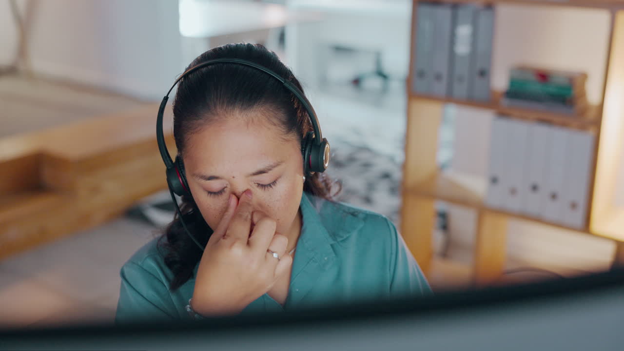 피곤함, 두통 또는 번아웃을 가진 콜 센터 에이전트