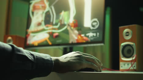 fotografía de cerca de un hombre usando el teclado y el ratón, jugando a un juego en línea