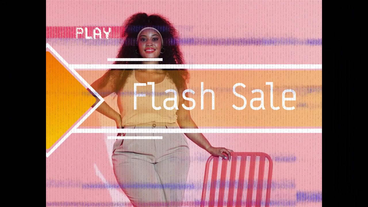 Video verticale: Freccia che indica una donna con top color crema in posa su un set rosa per i Saldi Flash, sedia rossa.