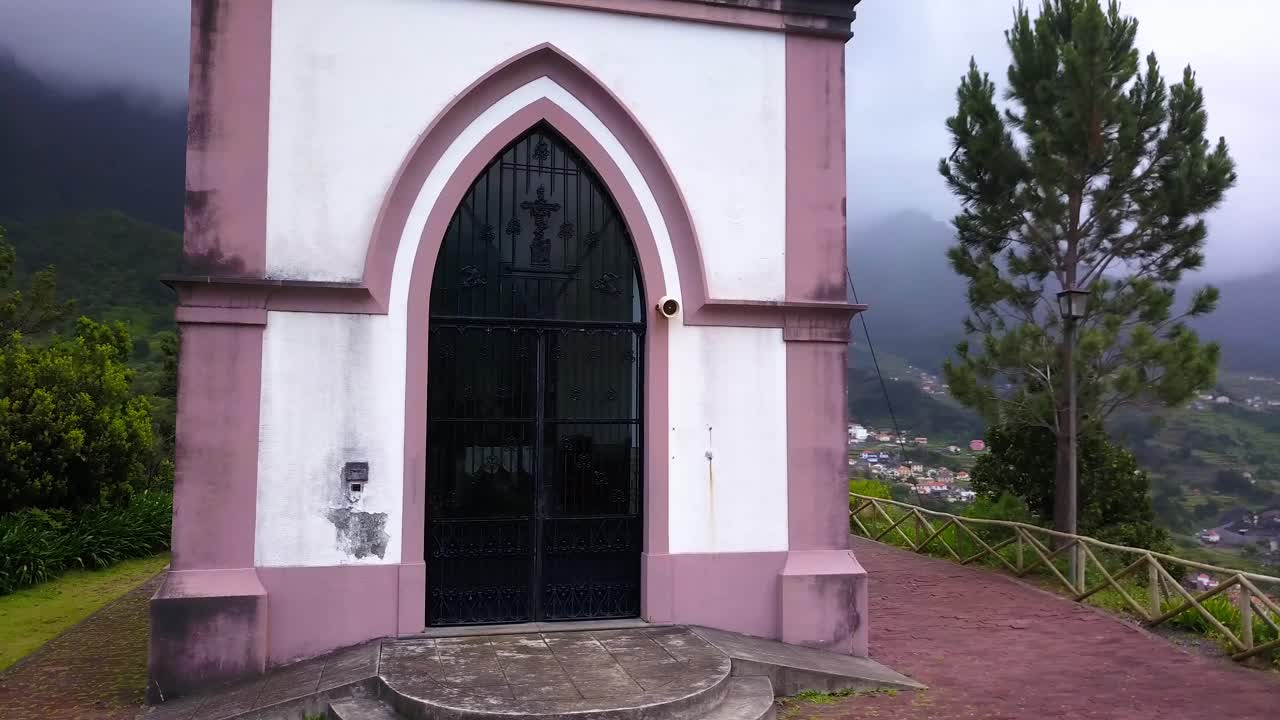 cerrar la puerta de la antigua e histórica capilla única de nuestra señora de fátima en sao vicente, madeira, portugal