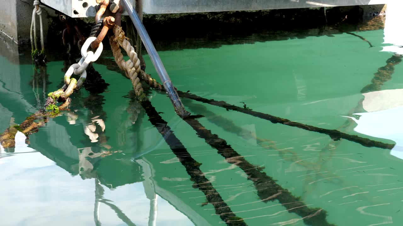 선박의 체인과 로프를 는 것