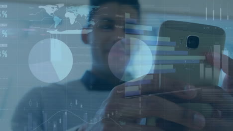 animación de gráficos e interfaz infográfica, vista de ángulo bajo de un hombre biracial desplazándose en el teléfono celular