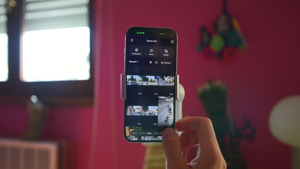 youtuber activando la aplicación de video en vivo en el teléfono celular en una habitación de una casa privada