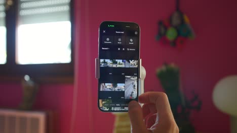 Youtuber-Aktiviert-Per-Hand-Die-Live-Video-App-Auf-Dem-Mobiltelefon-Im-Privatzimmer