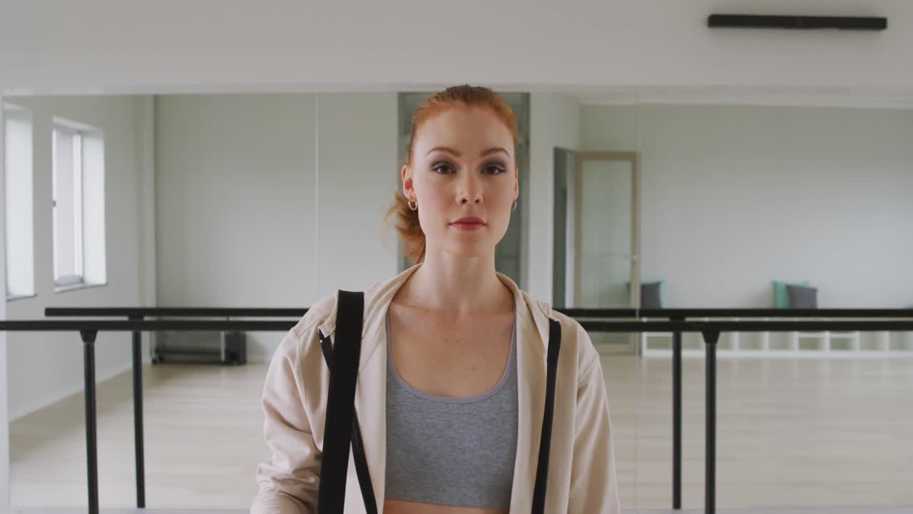 bailarina de ballet caucásica sonriendo y mirando a la cámara