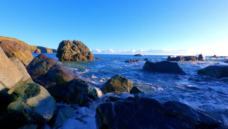 Zeitrafferwellen,-Die-Bei-Flut-Auf-Felsen-Krachen,-Kupferküste,-Waterford,-Irland