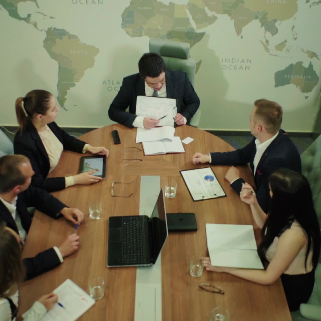 Reunión de hombres de negocios