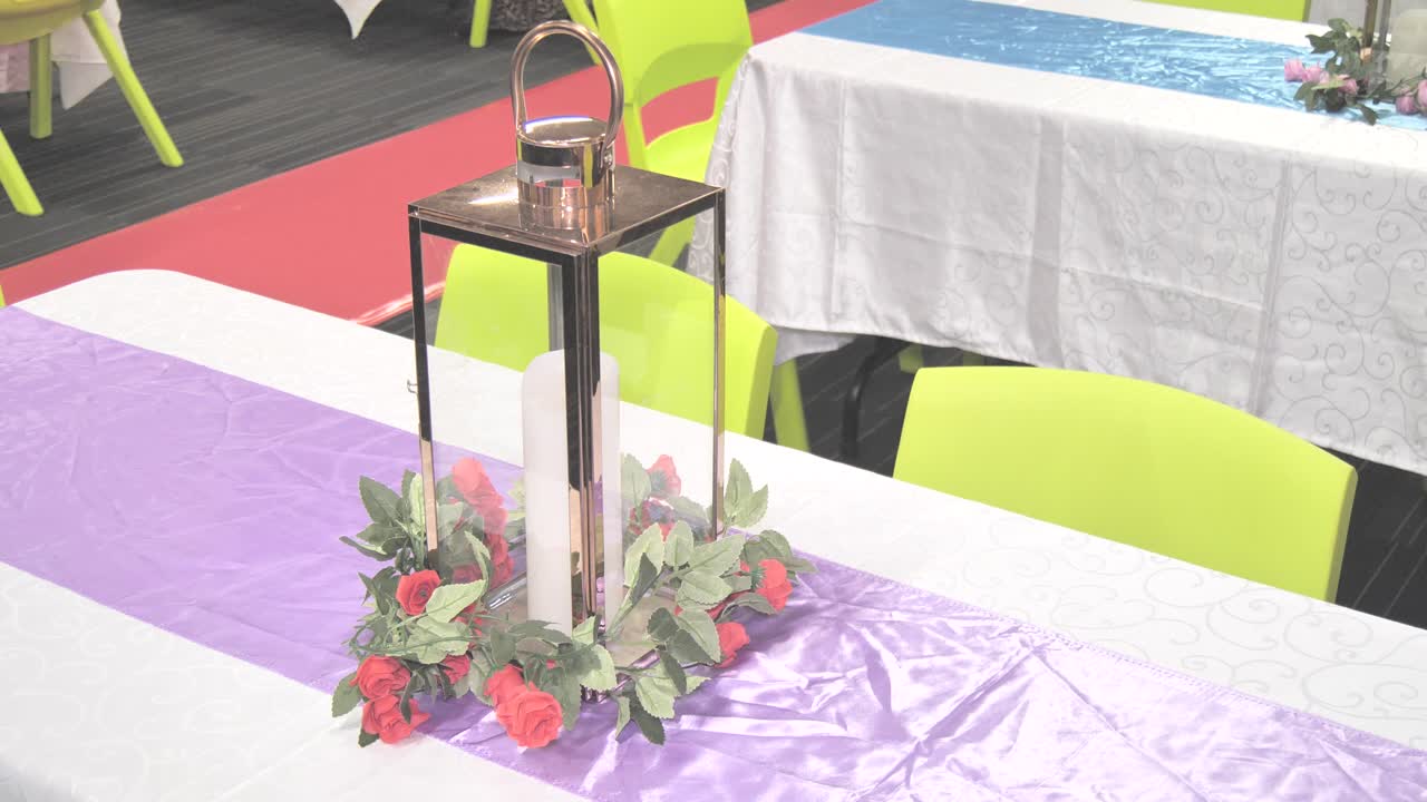 foto de una hermosa decoración y configuración de la mesa de la cena