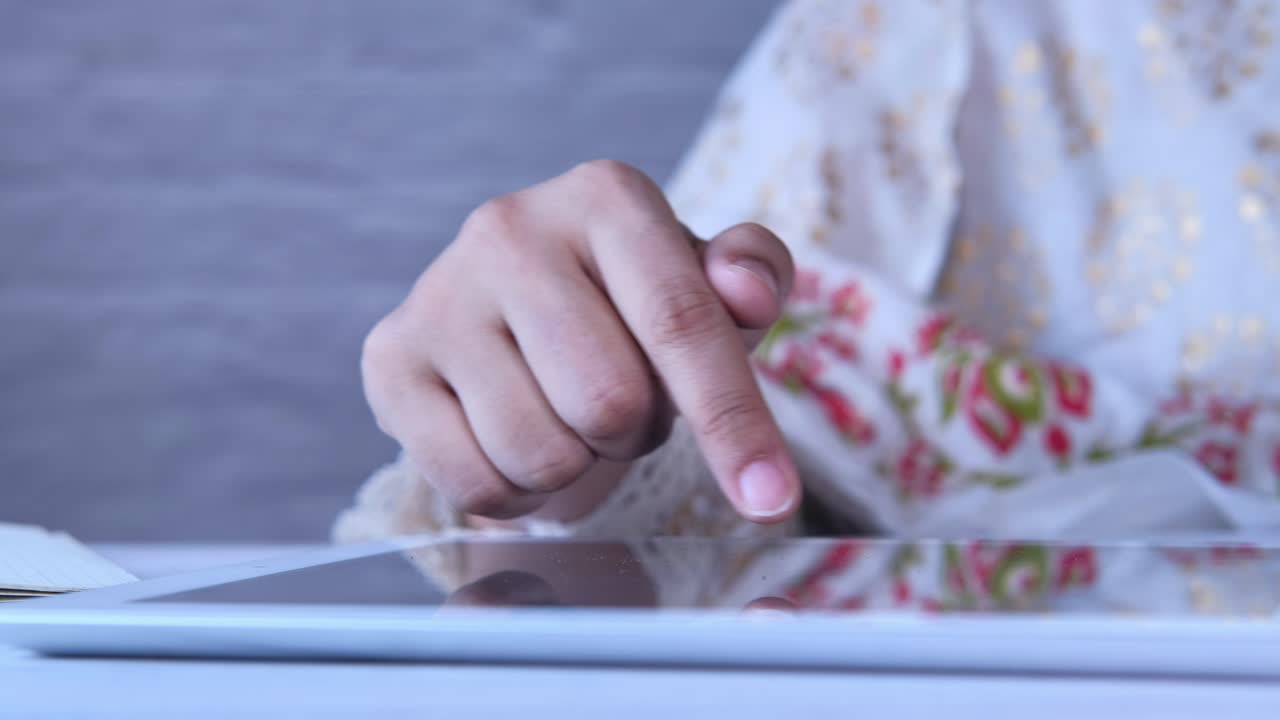 persona que utiliza una tableta