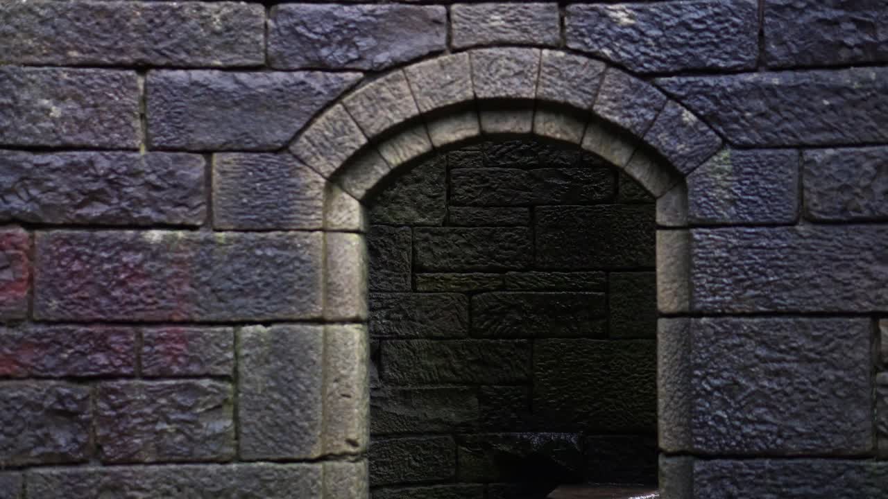 영국의 숲에 있는 오래된 폐허가 된 성 출입구