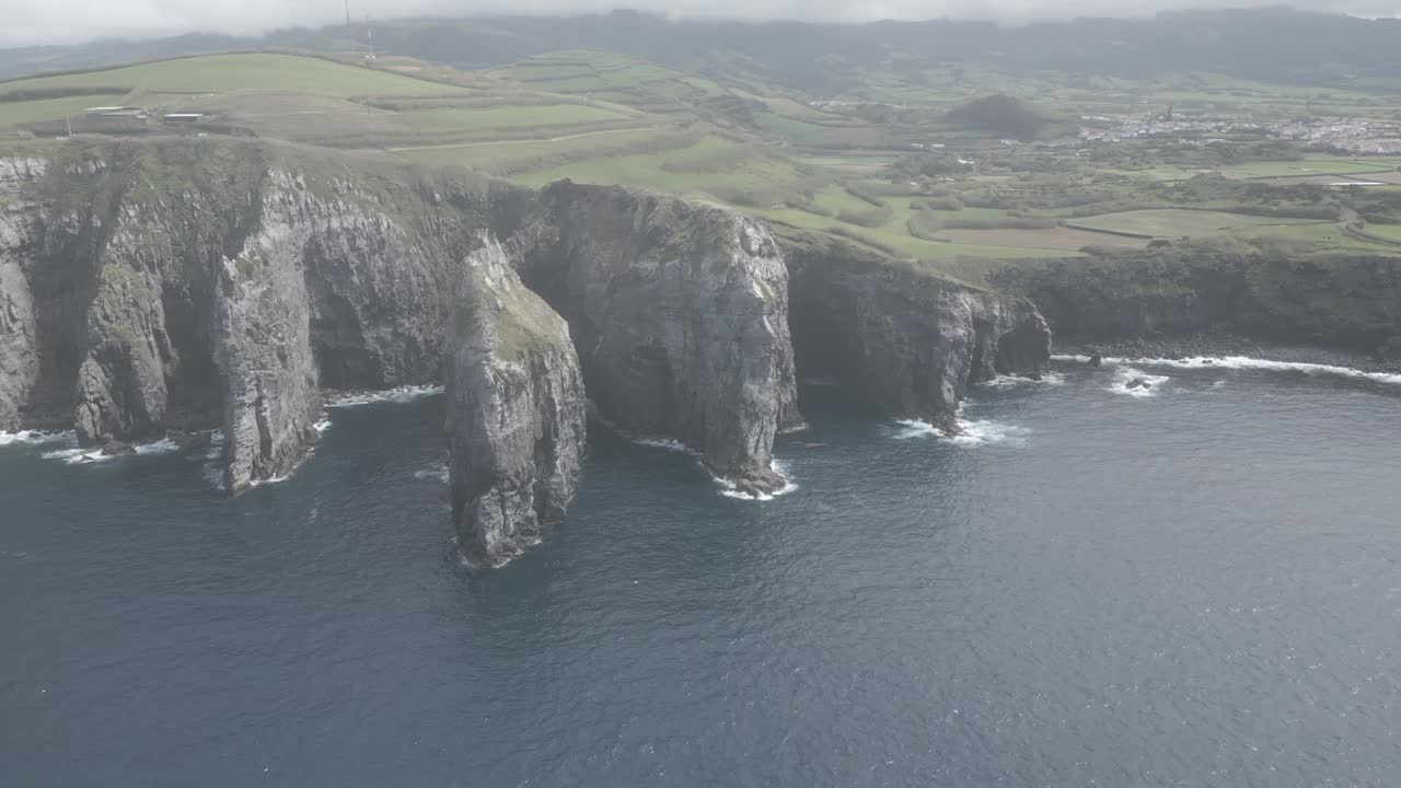 los acantilados de ponta do cintrao, océano atlántico en el archipiélago de las azores, portugal