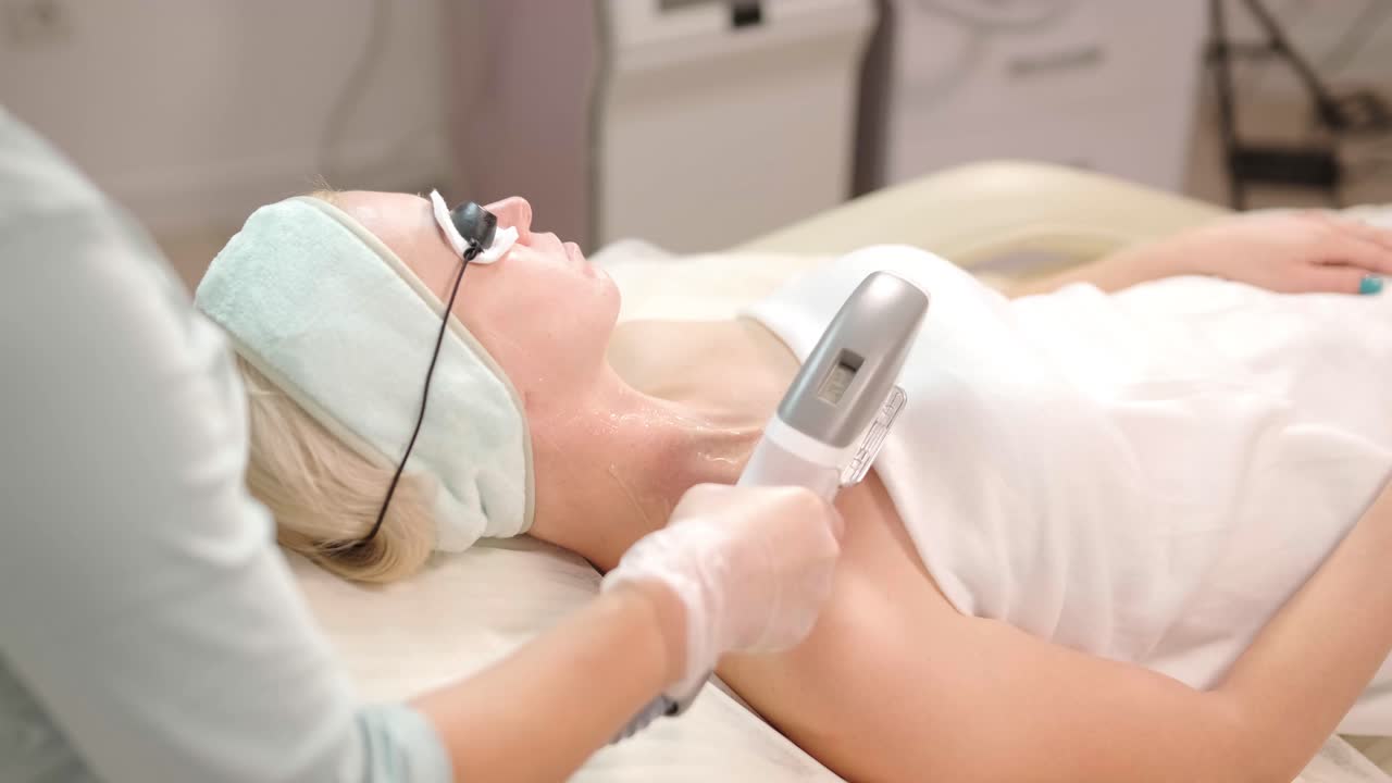 엘로스 피부 재생 절차: 냉각 젤과 함께 여성