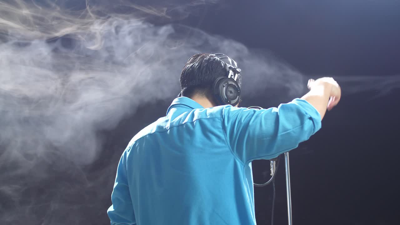 스튜디오에서 녹음하는 가수