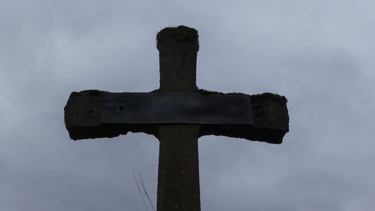 오래된 묘비 위를 지나는 회색과 어두운 구름의 시간 경과 - 느린 축소
