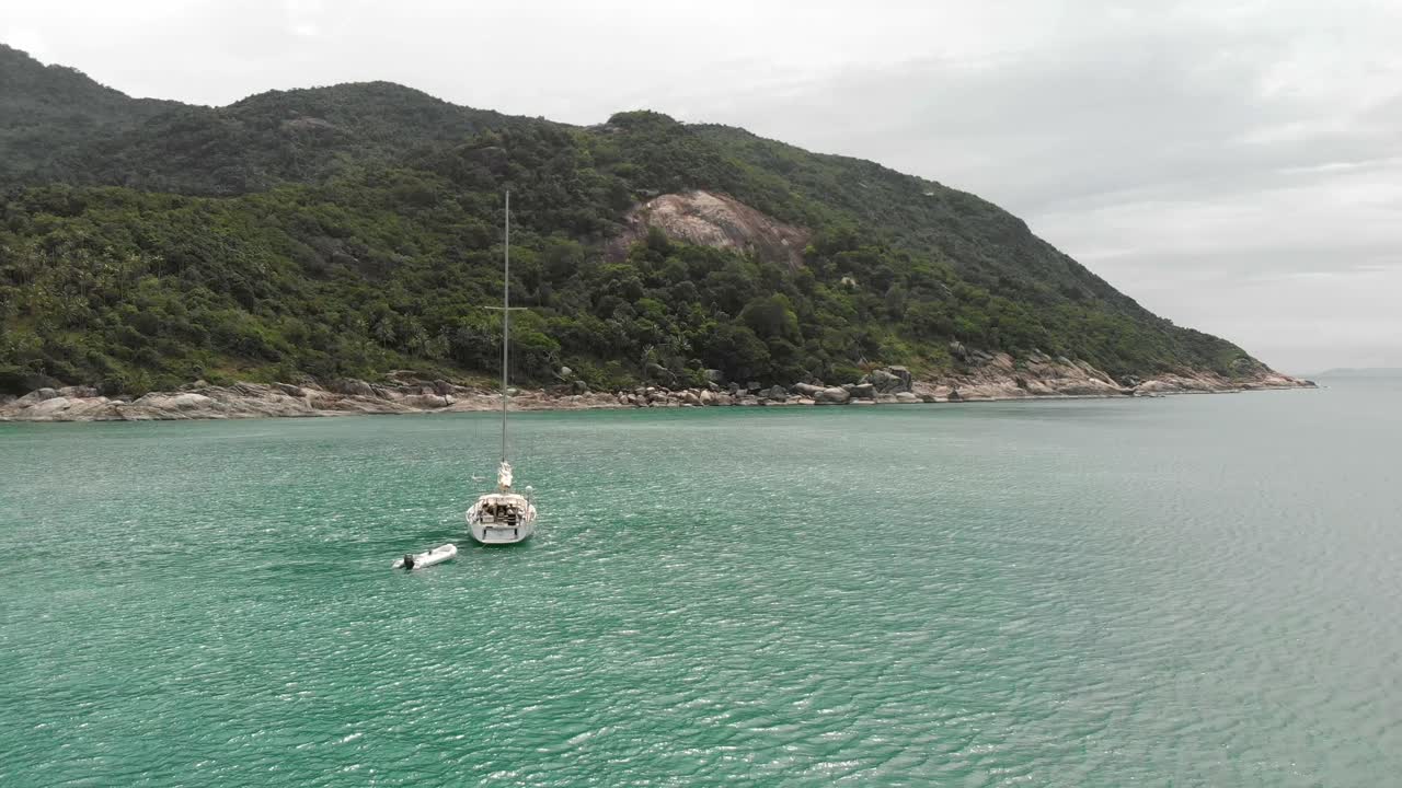 태국 수랏타니 코팡안 지구 만에 정박된 요트