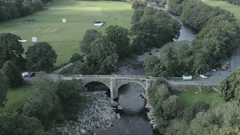 Una-Vista-Aérea-Del-Puente-Del-Diablo-En-Kirkby-Lonsdale-En-Una-Tarde-De-Verano,-Yorkshire,-Inglaterra,-Reino-Unido.