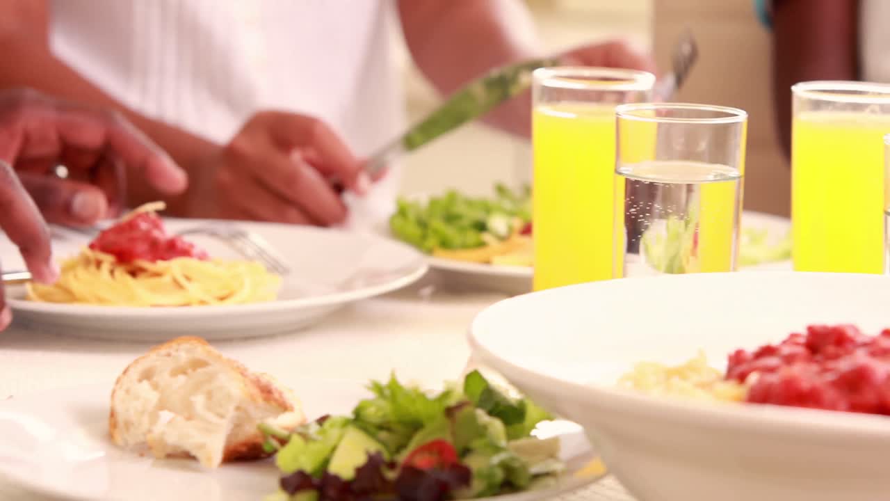 사람들은 테이블에 앉아서 먹고 있습니다.