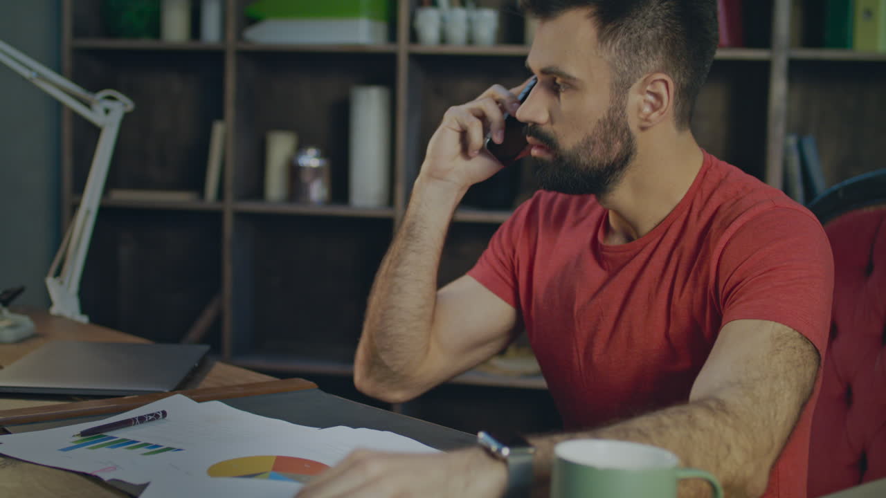 decepción por hablar de negocios por teléfono móvil. hombre de negocios hablando por teléfono