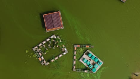 un pequeño bungalow de pesca en un lago