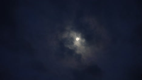 Bajo-El-Suave-Resplandor-De-La-Luz-De-La-Luna,-La-Noche-Se-Desarrolla-En-Una-Danza-De-Sombras-Y-Nubes.