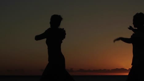 bailarines hawaianos nativos actúan al atardecer 1