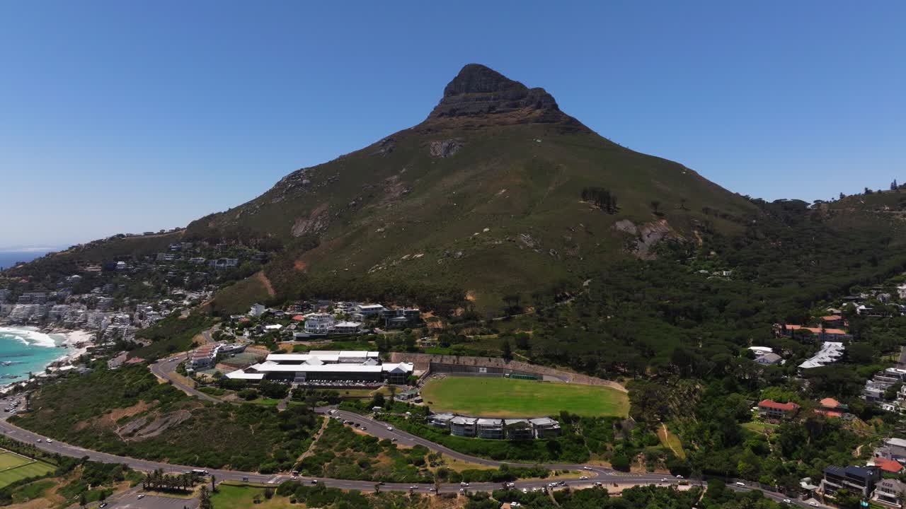 공중에서 철수하면 캠프 베이 비치와 라이온스 헤드 산을 배경으로 볼 수 있습니다.