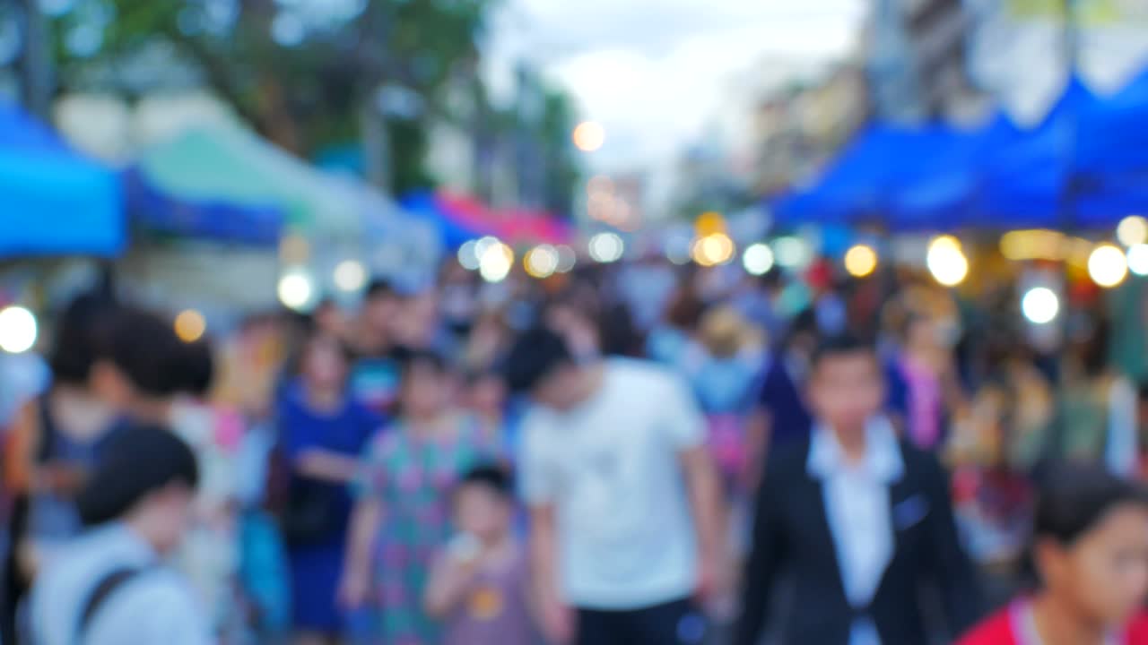 la noche del mercado local de la calle borrosa