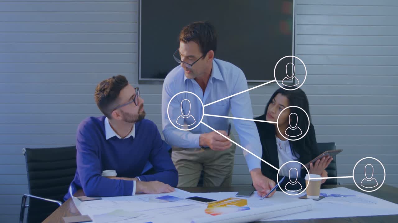 animación de iconos y procesamiento de datos sobre diversas personas de negocios en la oficina