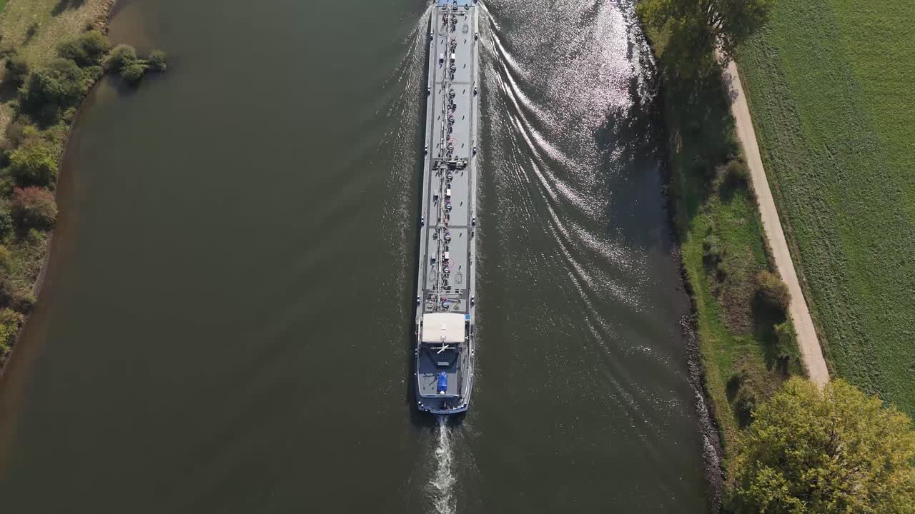 강 에 있는 배 의 공중 사진