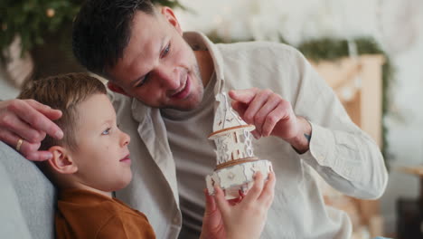 padre pasando tiempo con su hijo durante la navidad