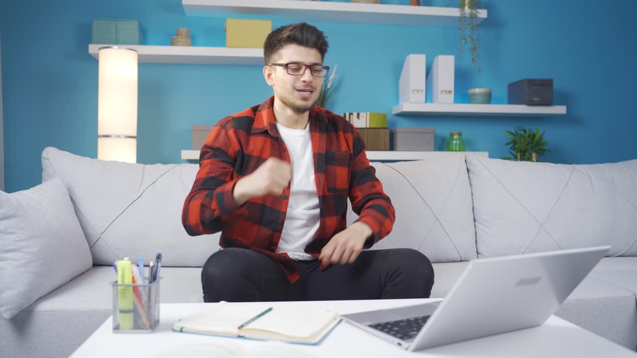 y el joven exitoso y ganador se regocija y se hace feliz.