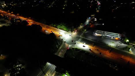 Una-Vista-Aérea-De-Una-Intersección-En-La-Noche-2