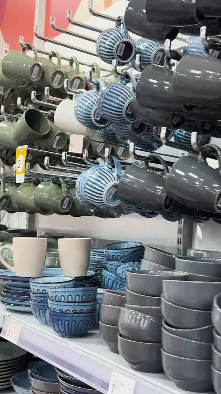 선반 에 전시 된 여러 가지 컵 과 컵