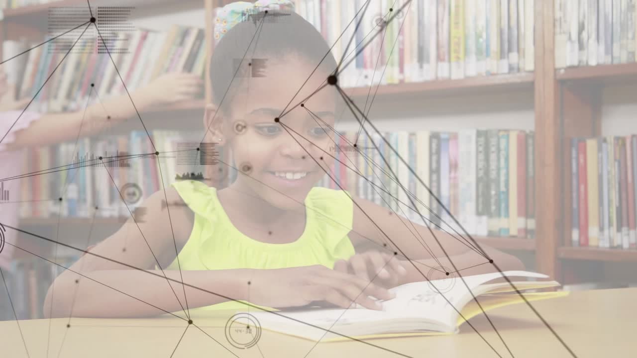 Criança abrindo um livro na biblioteca, iniciando uma sobreposição educacional que se move, enquanto um colega pesquisa em uma estante de livros.