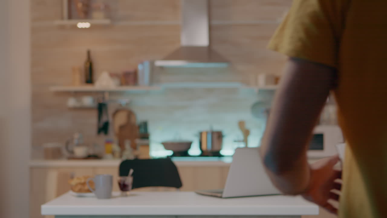 hombre sosteniendo una tableta con aplicación de control de iluminación