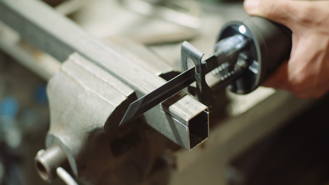 전기 쇠톱이 있는 산업 노동자 금속 부품 6