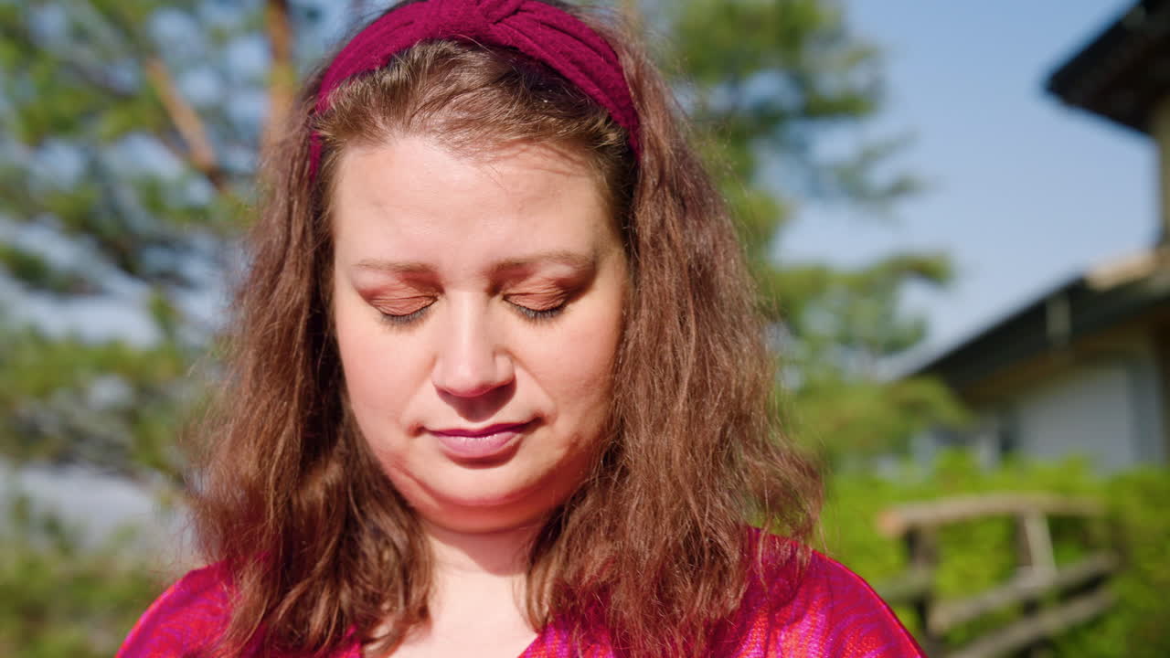 일본 교토 에서 일본어 우산을 들고 카메라 를 바라보는 유럽인 여자