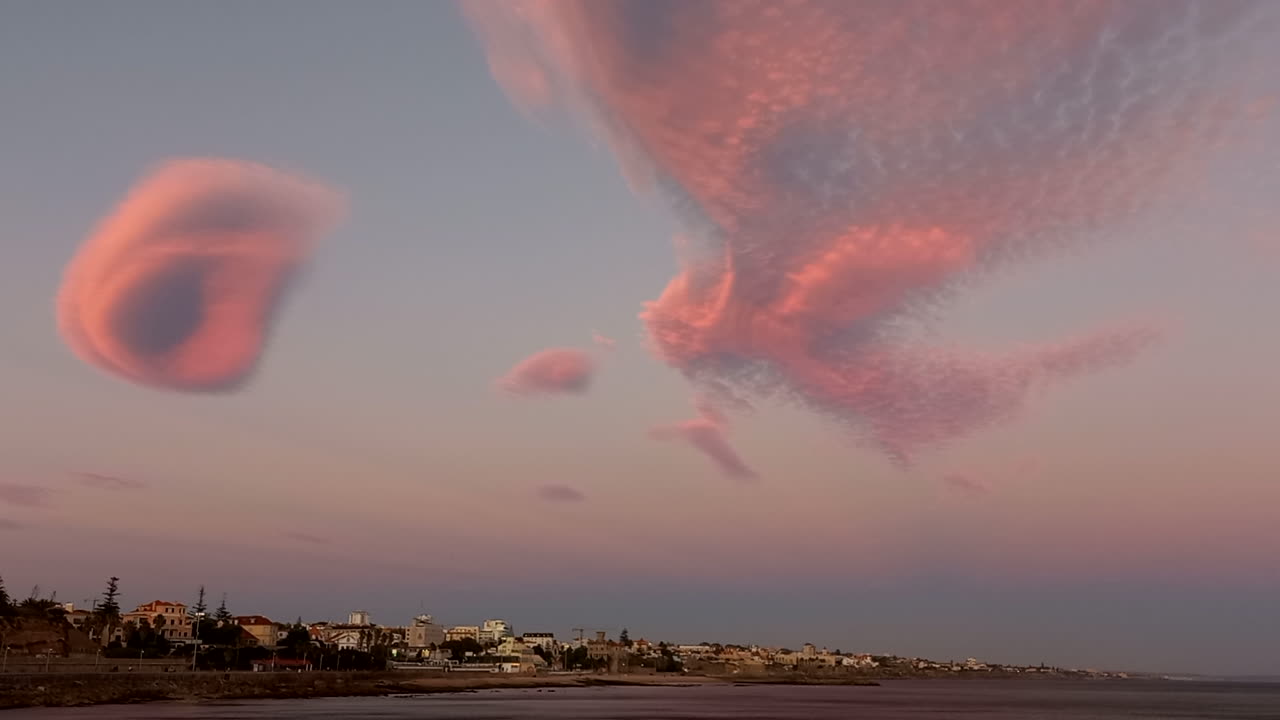 은색의 기본 구름은 하루가 끝날 때 만들어졌고, 귀 모양입니다.