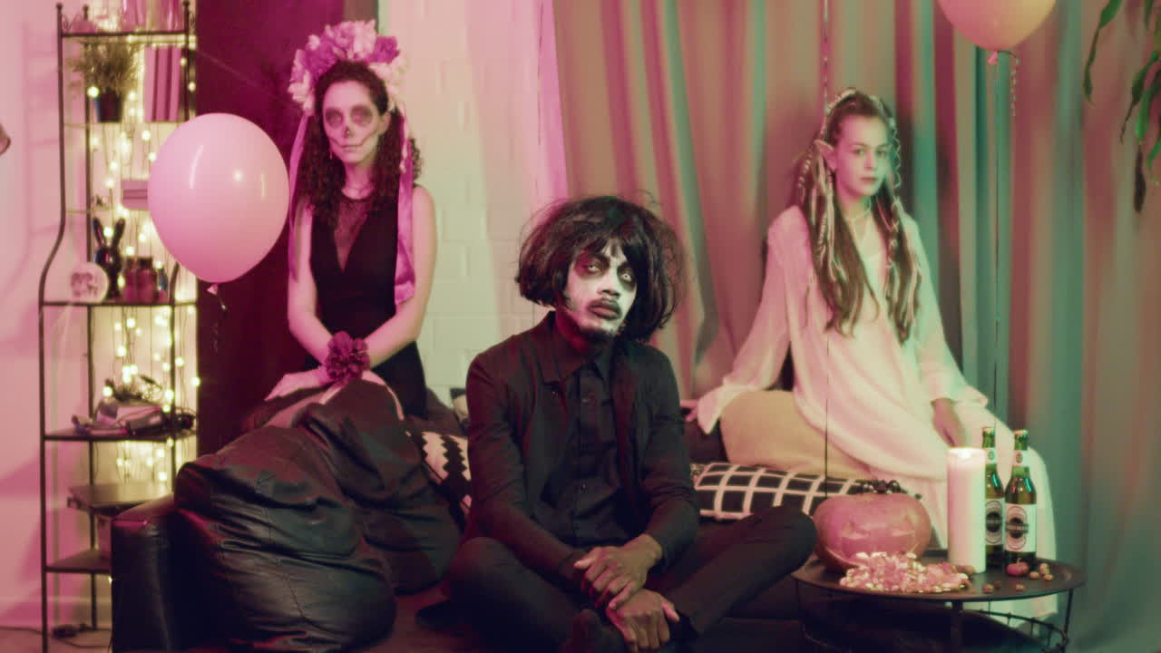 할로윈 파티 에서 카메라 를 보고 있는 사람 들