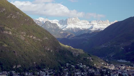 Blick-Von-Bozen-Auf-Bozen-In-Richtung-Tieren,-Tschafon-Und-Rosengartenmassiv