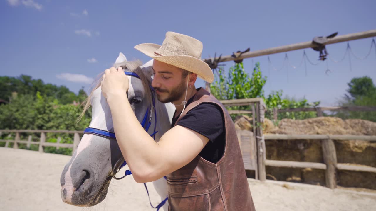 el hombre que besa y ama a su caballo.