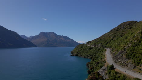 Luftaufnahme-Der-Atemberaubenden-Küstenlandschaft-Der-Felsigen-Berge-Am-Wakatipu-see-In-Neuseeland